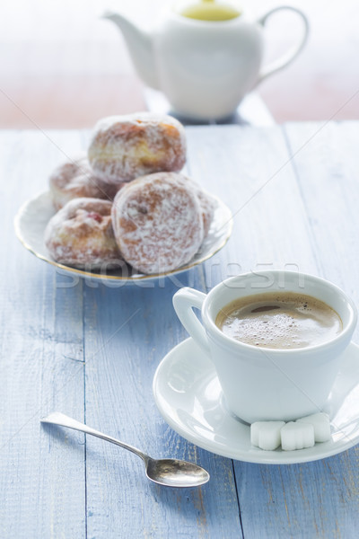 商業照片: 一杯咖啡 · 牛奶 · 甜 · 甜點 · 甜甜圈 · 糖粉
