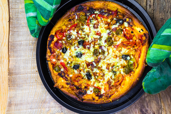 Délicieux italien pizza servi table en bois bois [[stock_photo]] © fotoaloja