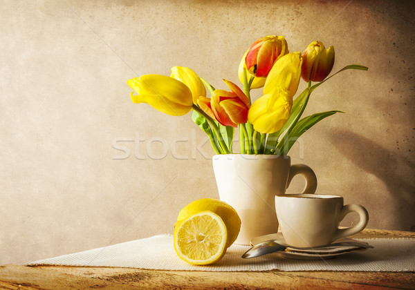 Foto stock: Natureza · morta · buquê · amarelo · tulipas · copo · chá