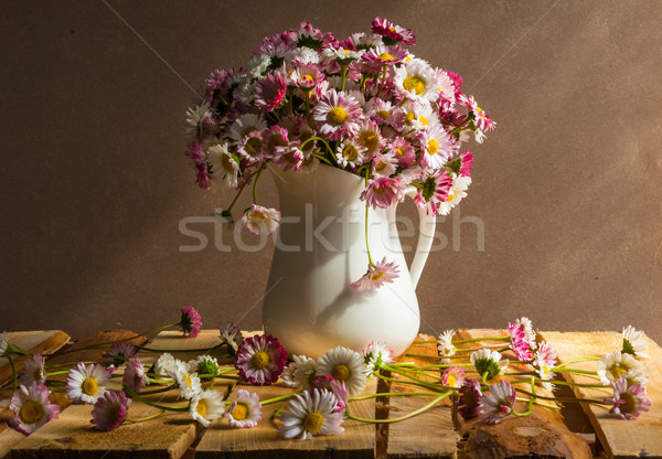 靜物 花束 雛菊 木桌 花 木 商業照片 © fotoaloja