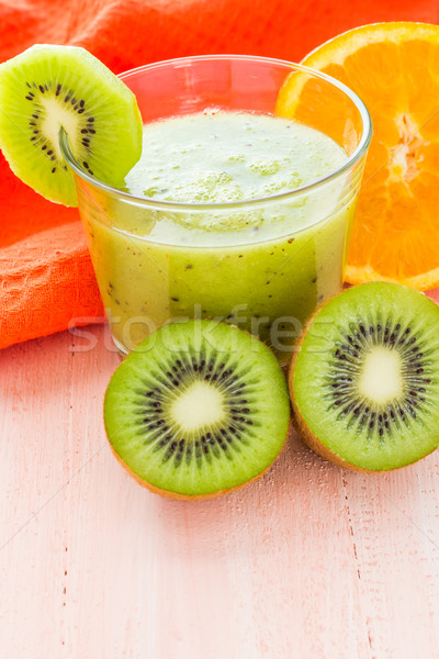 Egészséges étrend gyümölcslé kiwi narancs fa asztal gyümölcs Stock fotó © fotoaloja