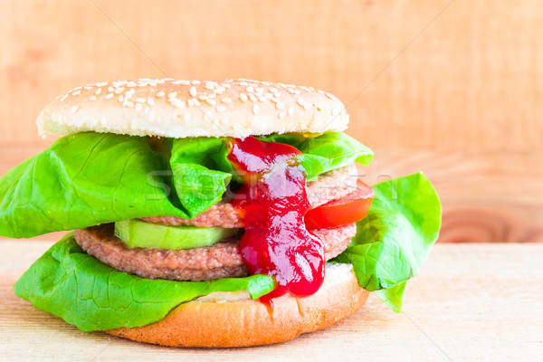 étvágygerjesztő nagy sajtburger friss saláta uborka Stock fotó © fotoaloja