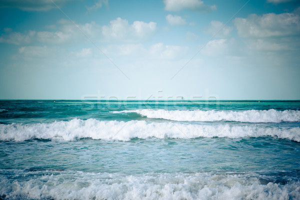 Albastru mare alb valuri turcoaz cer Imagine de stoc © fotoduki