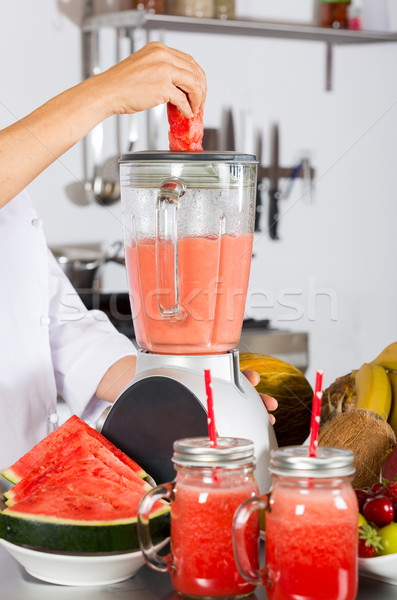 Küchenchef Früchte erfrischend Wassermelone schütteln Frau Stock foto © fotoedu