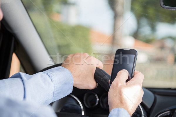 Homem móvel condução distraído carro estrada Foto stock © fotoedu