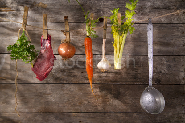 Carne de vită bulion ingrediente pregatire fundal verde Imagine de stoc © Fotografiche