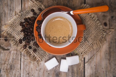 Foto stock: Taza · café · presentación · caliente · granos · de · café · terrones · de · azúcar