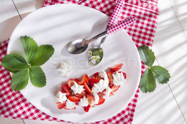 Fraises crème fouettée présentation crème céramique plat [[stock_photo]] © Fotografiche