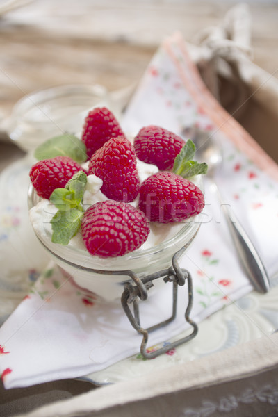 Yoğurt ahududu tatlılar ahşap masa arka plan kırmızı Stok fotoğraf © Fotografiche