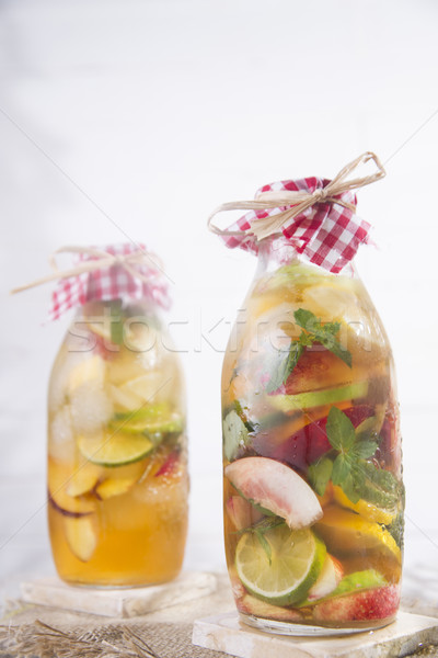 Infuzie ceai piersic lămâie sticlă fruct Imagine de stoc © Fotografiche