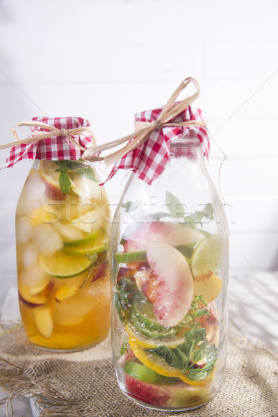 Infuzie ceai piersic lămâie sticlă fruct Imagine de stoc © Fotografiche