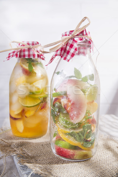 Infuzie ceai piersic lămâie sticlă fruct Imagine de stoc © Fotografiche