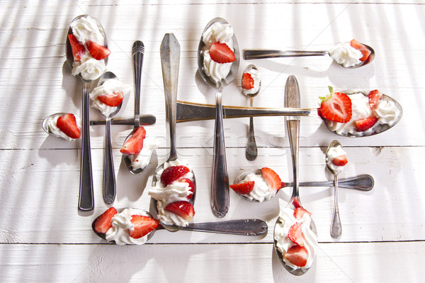 [[stock_photo]]: Fraise · crème · présentation · fraises