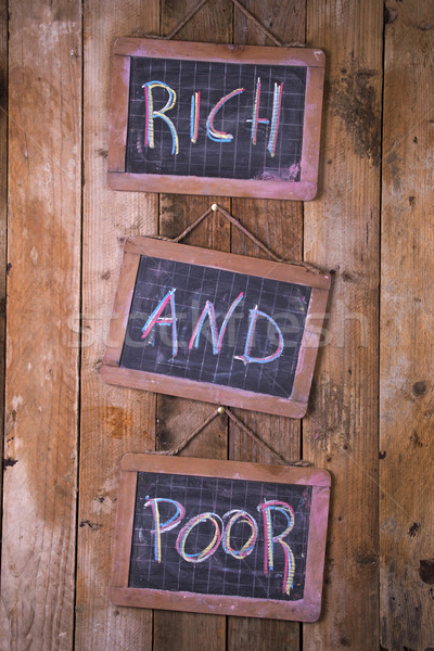 Bogat sărac tablă cuvinte scris cretă Imagine de stoc © Fotografiche