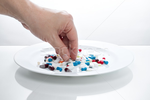 Kéz elvesz tabletta fehér tányér kórház Stock fotó © fotoquique