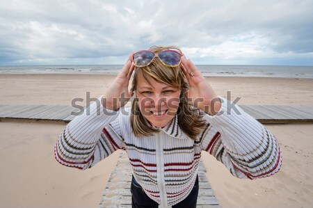 Frau entspannenden Meer Porträt reife Frau Sonnenbrillen Stock foto © fotorobs