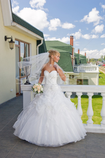 Menyasszony erkély gyönyörű szőke nő köteg rózsák Stock fotó © fotorobs