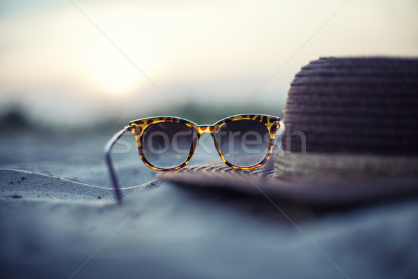 Foto stock: Seis · óculos · mentir · praia · belo · pôr · do · sol