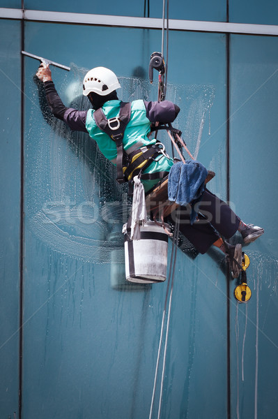 Groep werknemers schoonmaken Windows dienst hoog Stockfoto © FrameAngel