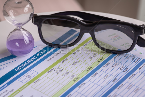 Aposentadoria planejamento óculos ampulheta negócio dinheiro Foto stock © FrameAngel