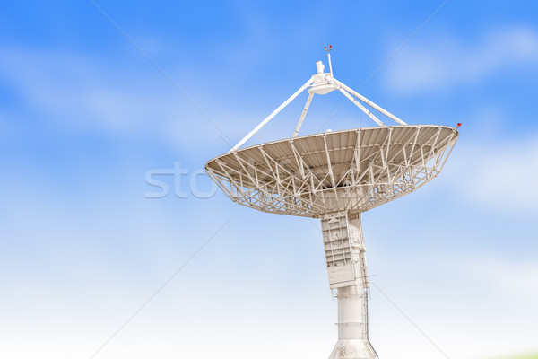 Antena satelitarna anteny radar duży rozmiar odizolowany Zdjęcia stock © FrameAngel