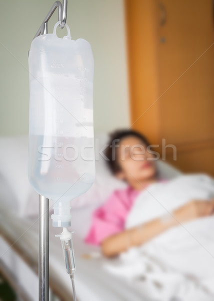Infuzie sticlă soluţie pacient spital cameră Imagine de stoc © FrameAngel