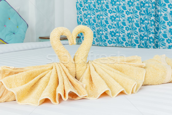 Ręcznik fałdowy łabędź bed tkaniny Zdjęcia stock © FrameAngel