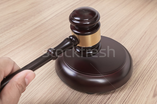 Hand justitie hamer rechter hamer houten Stockfoto © FrameAngel