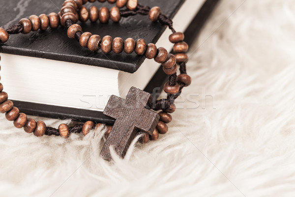 Hristiyan çapraz kolye İncil kitap Stok fotoğraf © FrameAngel