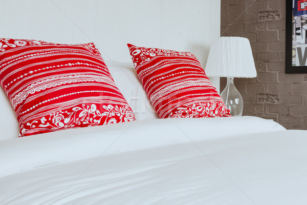 красный подушкой спальня белый кровать лист Сток-фото © FrameAngel