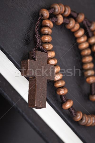 Keresztény kereszt nyaklánc szent Biblia könyv Stock fotó © FrameAngel
