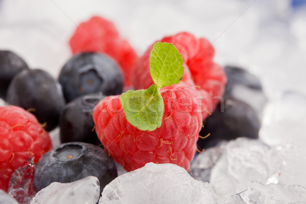 蓝莓 · 薄荷 / photo of raspberries and blueberries on ice
