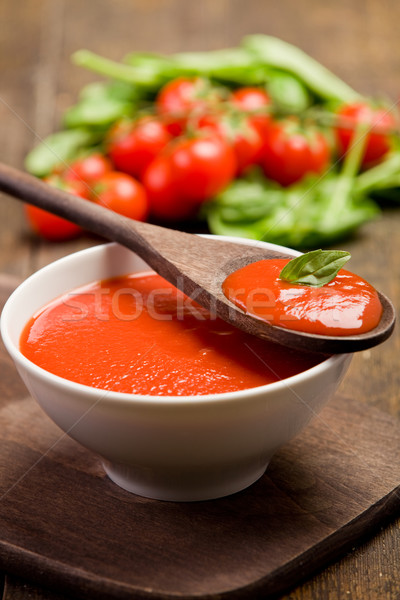 Salsa de tomate frescos rojo albahaca hoja cuchara de madera Foto stock © Francesco83