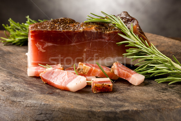 Afumat slanina fotografie şuncă masa de lemn Imagine de stoc © Francesco83
