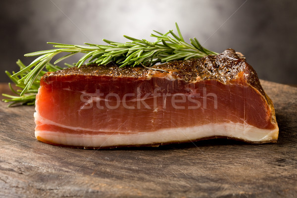 Stok fotoğraf: Füme · domuz · pastırması · fotoğraf · lezzetli · jambon · ahşap · masa
