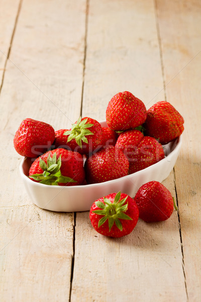草莓 木桌 照片 紅色 草莓 商業照片 © Francesco83