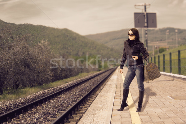 Gecikme fotoğraf genç kadın bekleme tren istasyonu kadın Stok fotoğraf © Francesco83