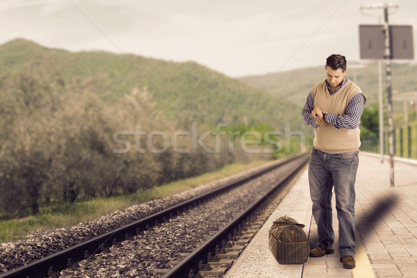 Retrasar foto joven espera estación de ferrocarril hombre Foto stock © Francesco83