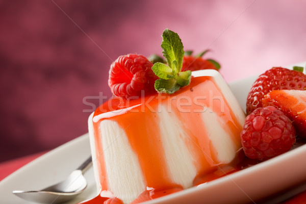 Photo italien dessert fraise menthe feuille [[stock_photo]] © Francesco83