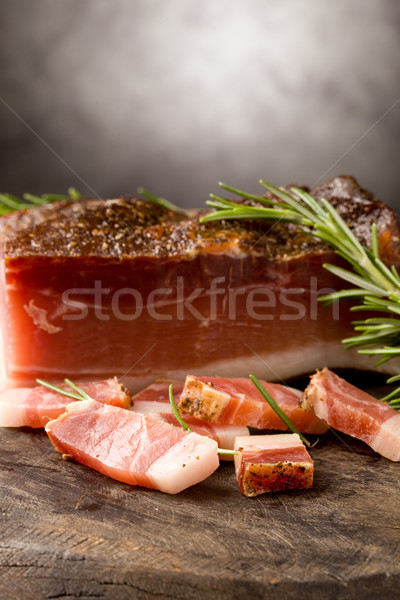 Füme domuz pastırması fotoğraf lezzetli jambon ahşap masa Stok fotoğraf © Francesco83