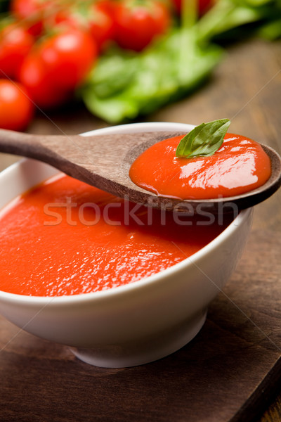 Salsa de tomate frescos rojo albahaca hoja cuchara de madera Foto stock © Francesco83