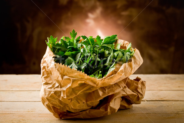 商業照片: 香菜 · 照片 · 新鮮 · 紙袋 · 木桌