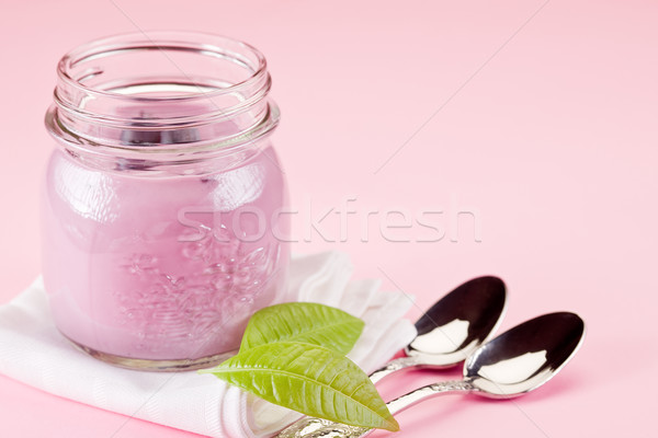 Foto stock: Yogurt · aumentó · pequeño · hojas · alimentos · hoja