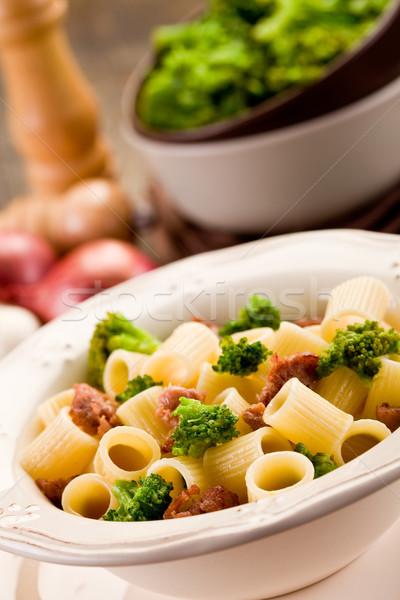 Pasta salsiccia broccoli foto tavolo in legno Foto d'archivio © Francesco83