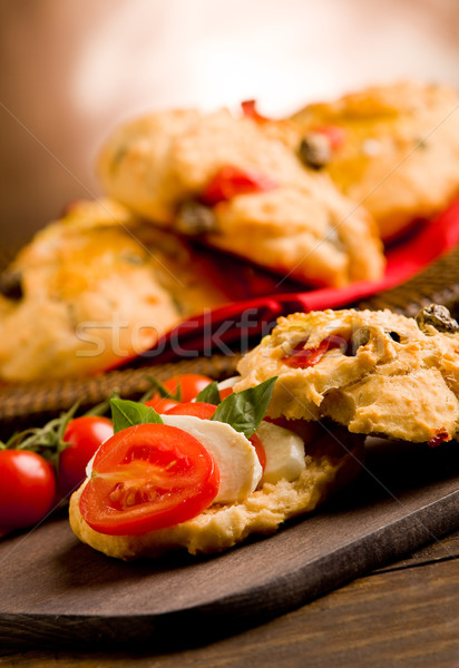 Stock foto: Hausgemachte · Pizza · Rollen · gefüllt · Tomaten · Mozzarella