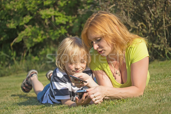 Smart telefoons onderwijs moeder tonen zoon Stockfoto © frank11