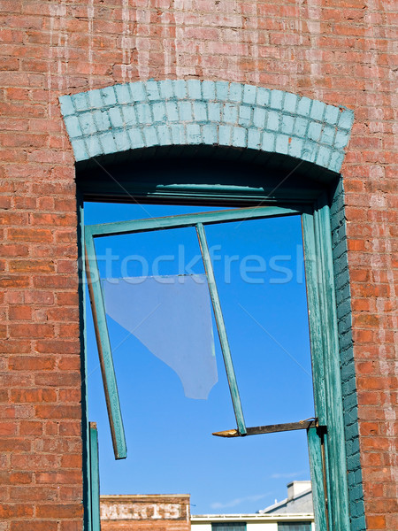 Backsteinmauer defekt Fenster Abriss Website Himmel Stock foto © Frankljr