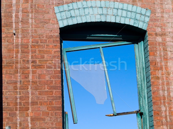 Téglafal törött ablak rombolás helyszín égbolt Stock fotó © Frankljr