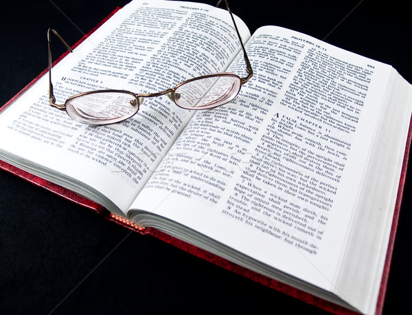 Foto d'archivio: Bible · libro · occhiali · lettera · dio