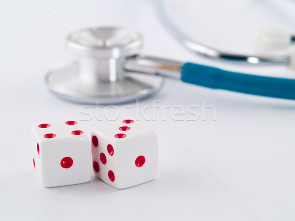 Foto d'archivio: Stetoscopio · dadi · gioco · d'azzardo · faccia · medicina · nero